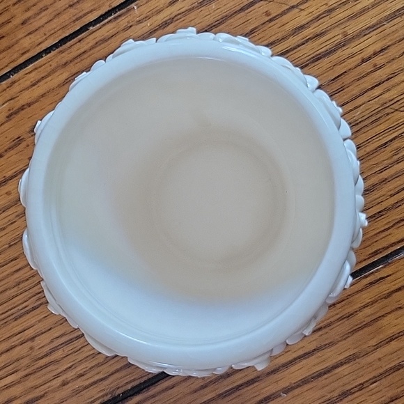 Vintage small planter pot in creamy white with a floral pattern around the top. - Picture 2 of 5